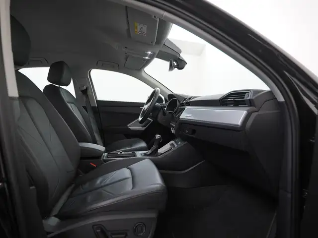 Audi Q3 view 3
