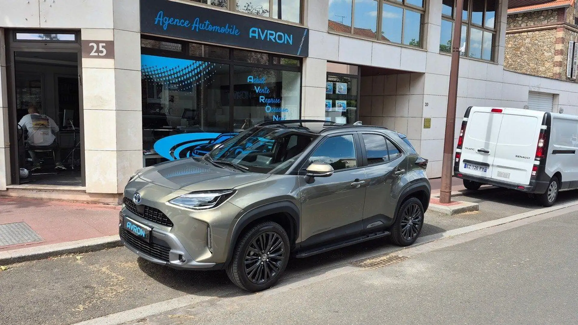 Toyota Yaris Cross 1.5 HYBRIDE 116H 2WD TRAIL (MARCHEPIEDS STANDARDIS Gris - 1