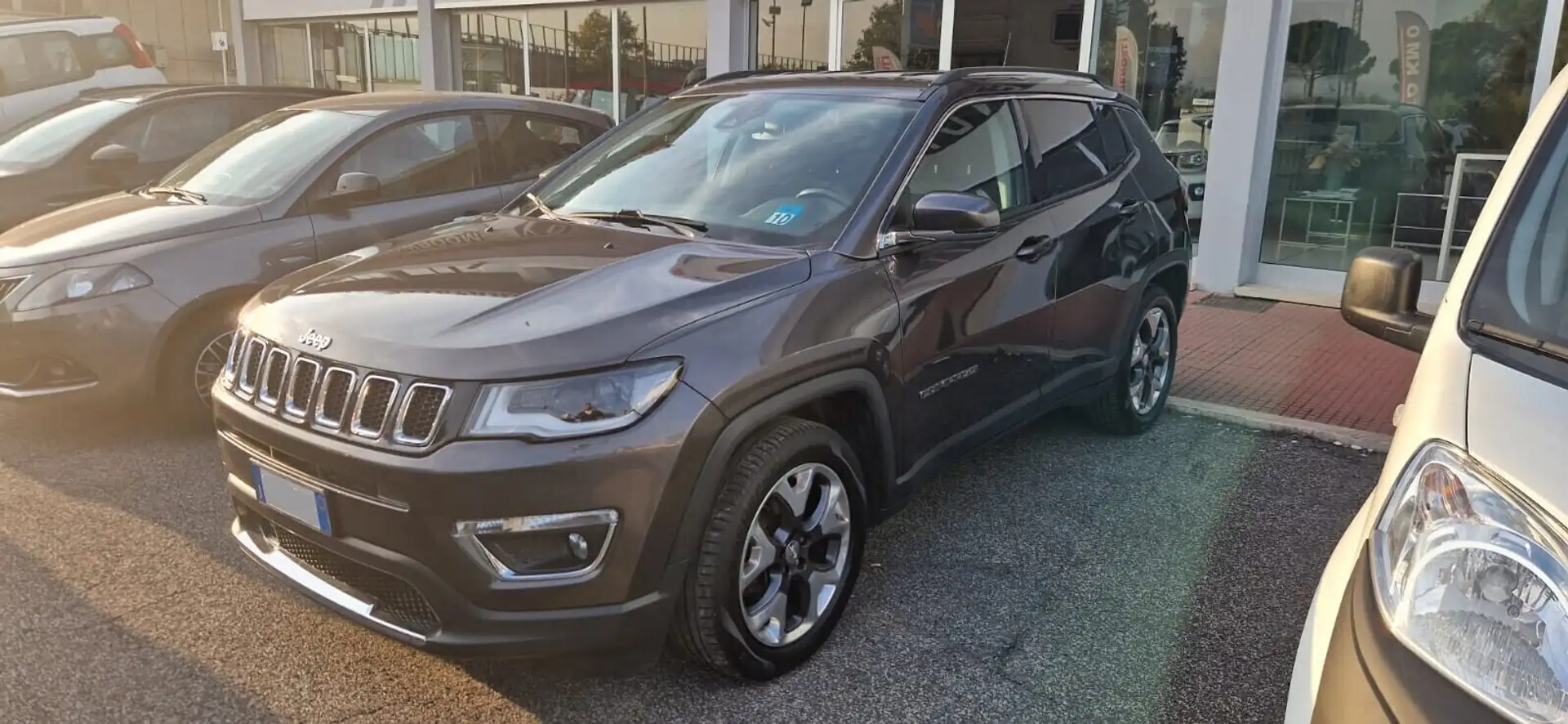 Jeep Compass 1.6 Multijet II 2WD Limited Grijs - 2