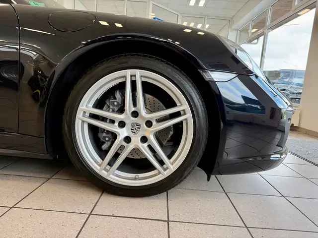 Porsche 911 view 11