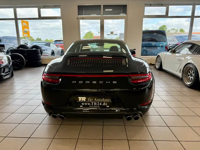 Porsche 911 view 6