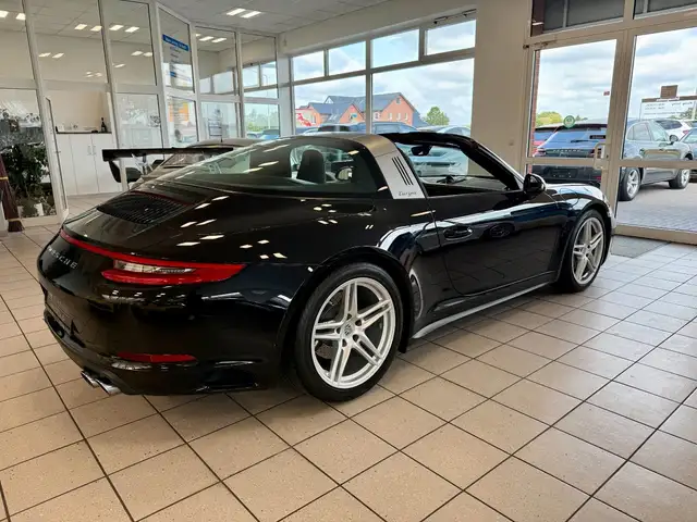 Porsche 911 view 7