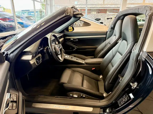 Porsche 911 view 13