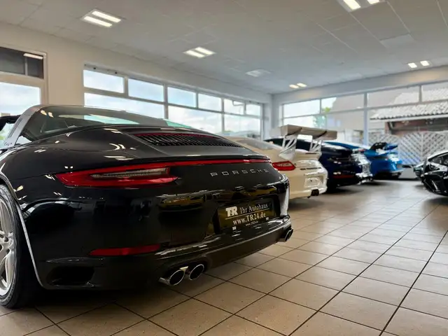 Porsche 911 view 8