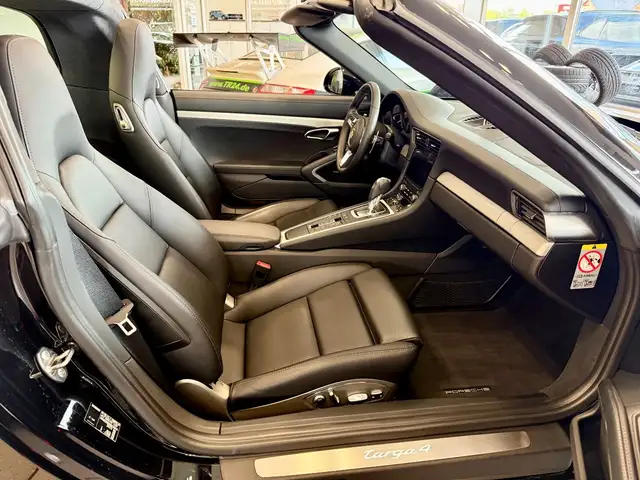 Porsche 911 view 14