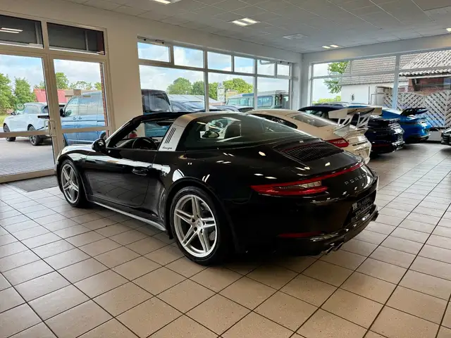 Porsche 911 view 5