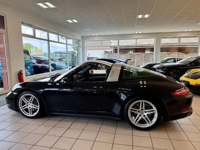 Porsche 911 view 10