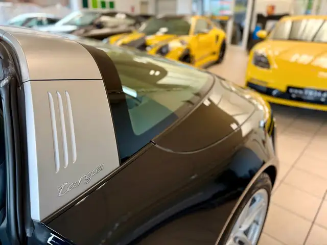 Porsche 911 view 9