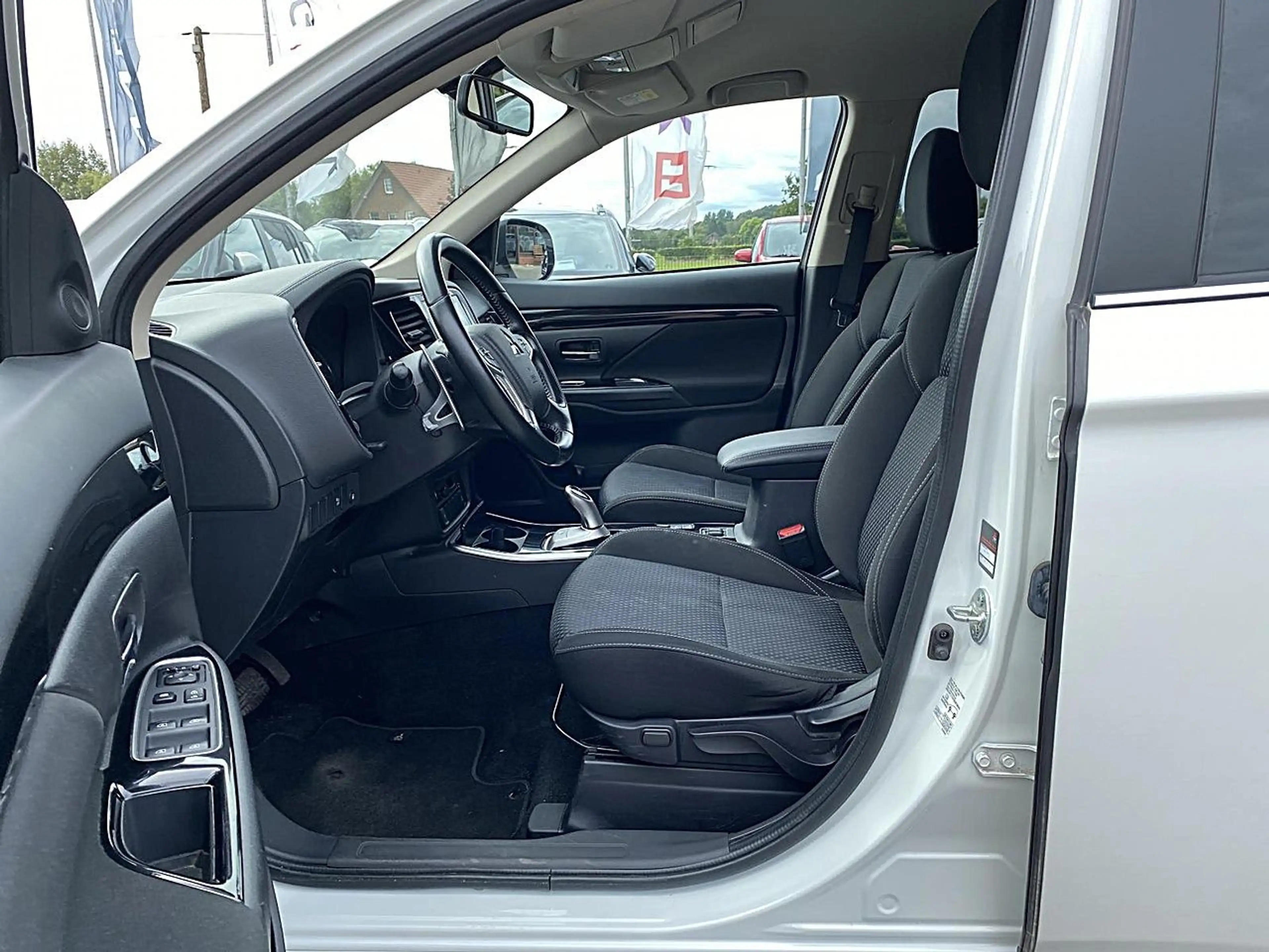 Mitsubishi Outlander Plug-in-Hybrid BASIS (SDA) DAB Carplay Klima — photo 10