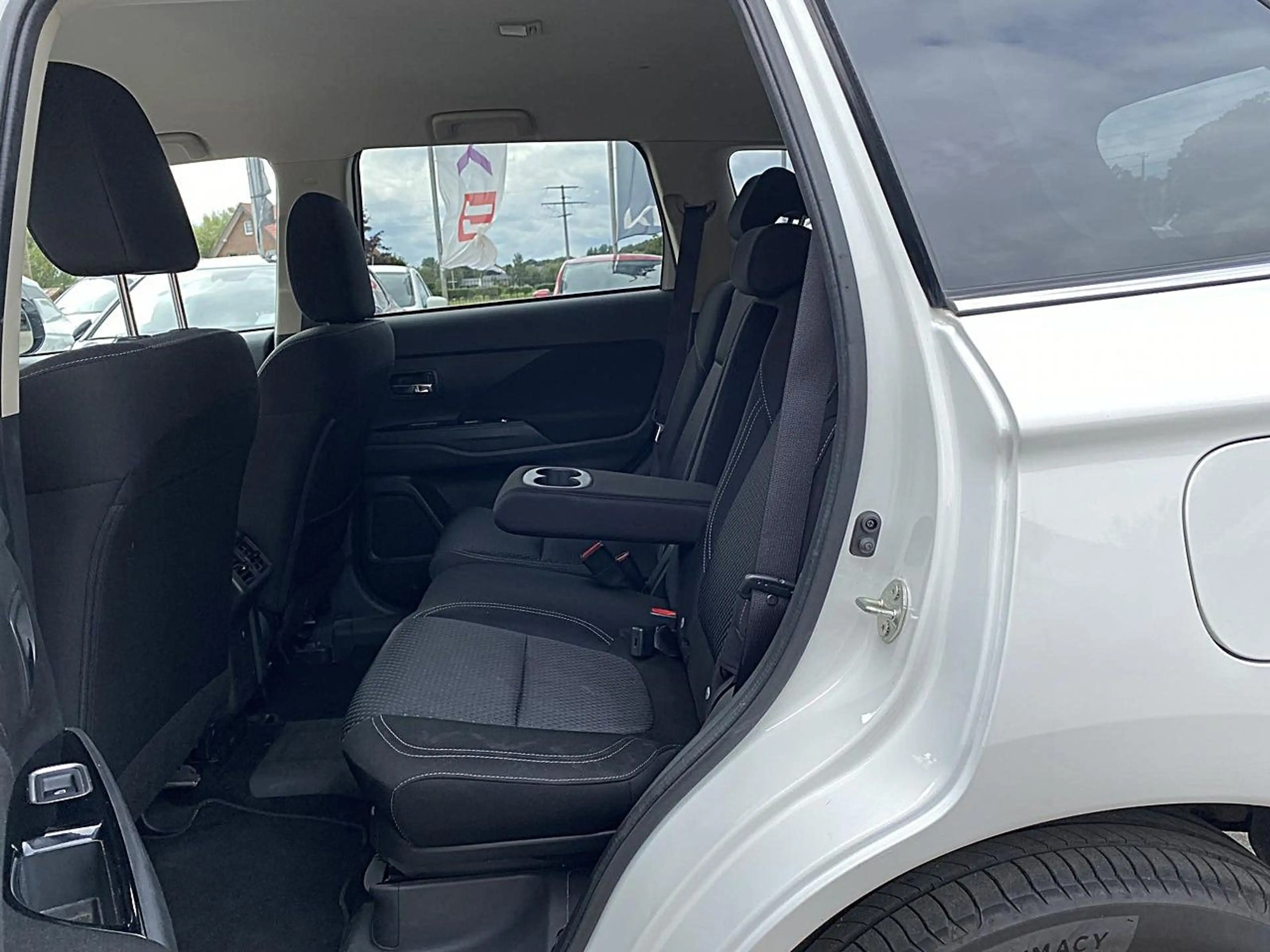 Mitsubishi Outlander Plug-in-Hybrid BASIS (SDA) DAB Carplay Klima — photo 11