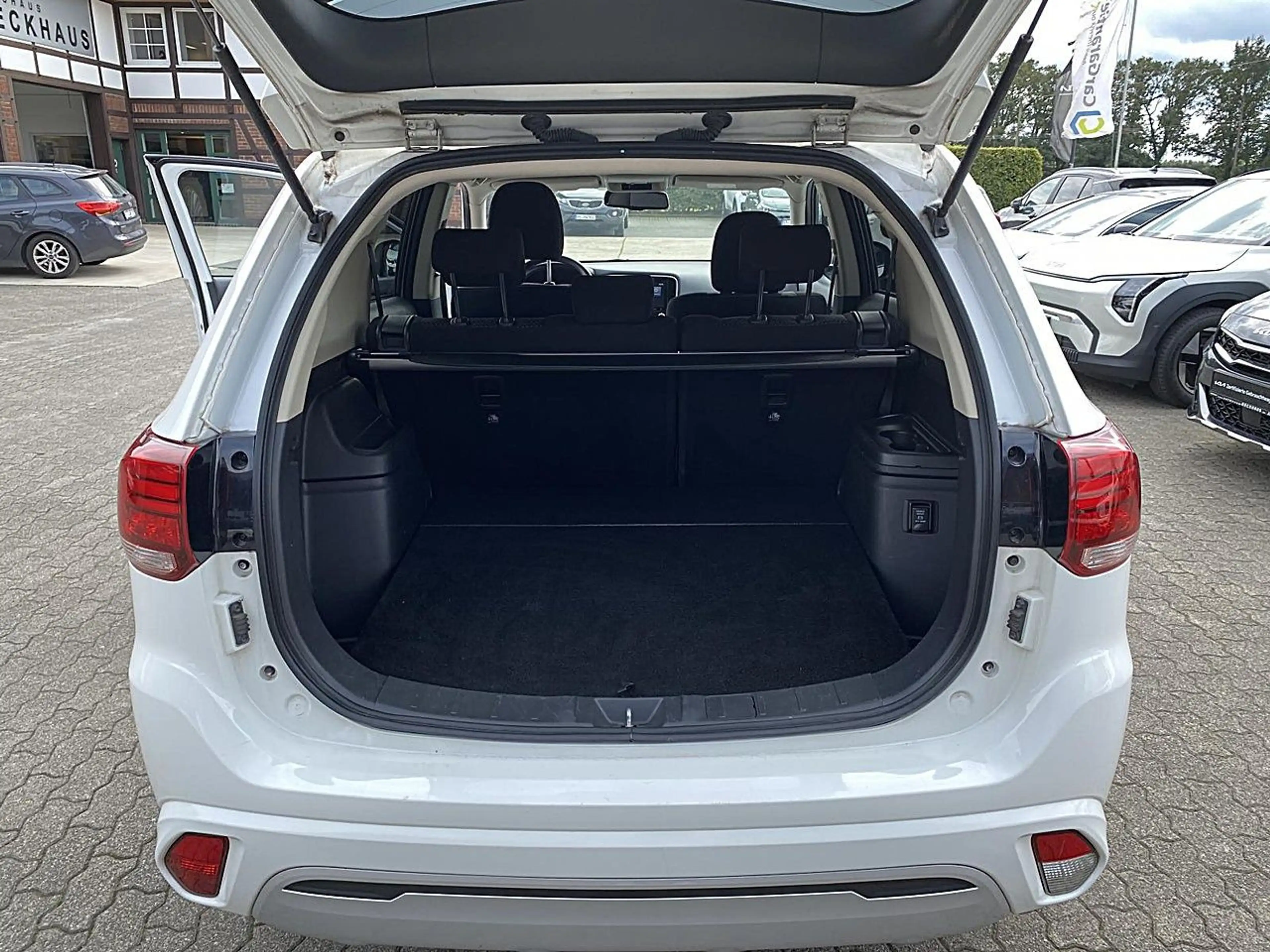 Mitsubishi Outlander Plug-in-Hybrid BASIS (SDA) DAB Carplay Klima — photo 12