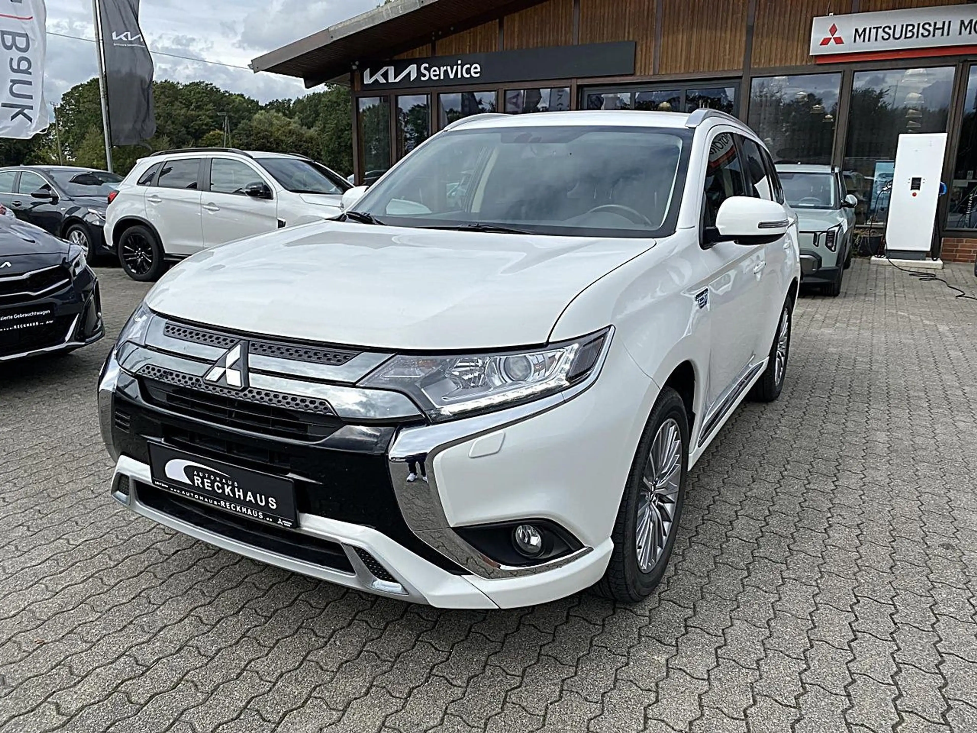 Mitsubishi Outlander Plug-in-Hybrid BASIS (SDA) DAB Carplay Klima