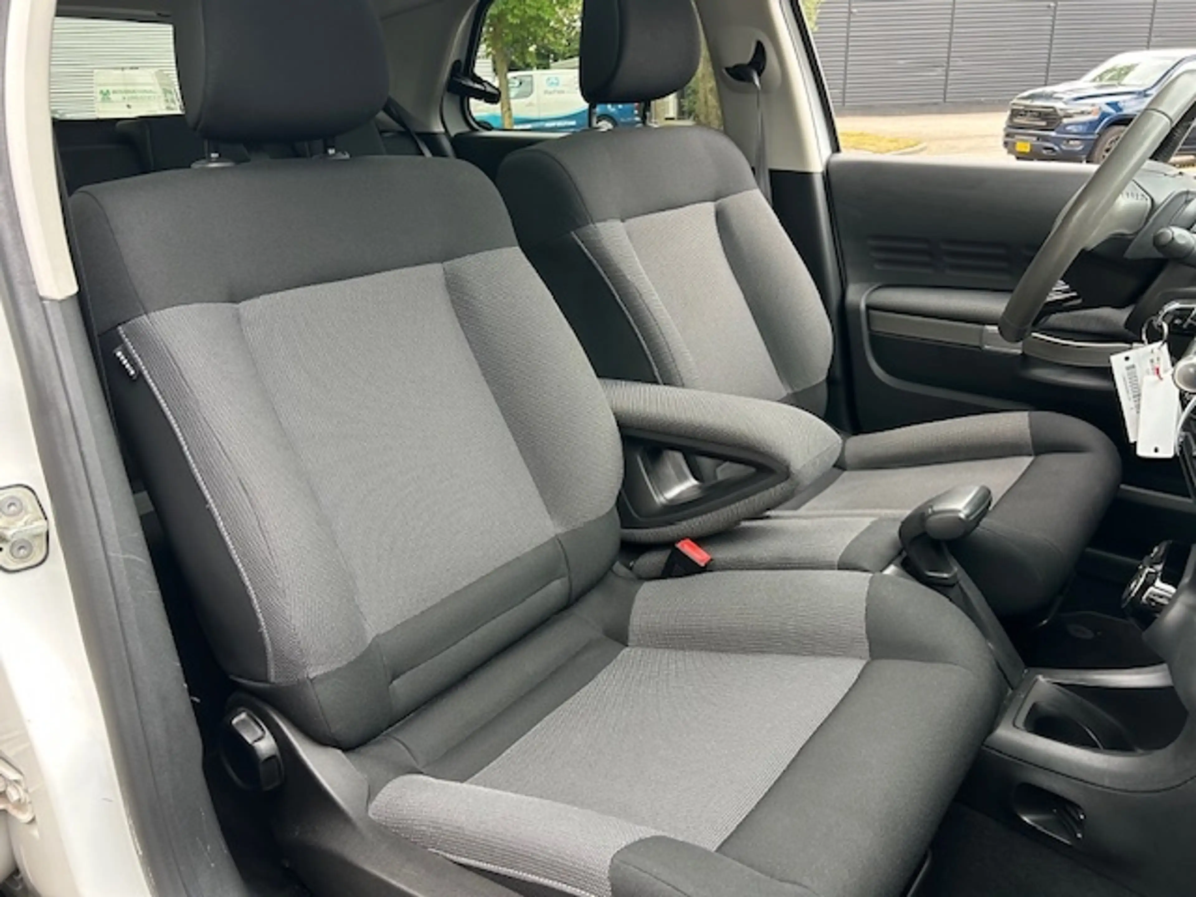 Citroen C4 Cactus 1.2 e-VTi Shine PANO NACI CLIMA CRUISE — photo 23