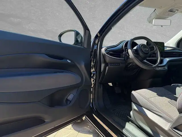 Fiat 500e view 5