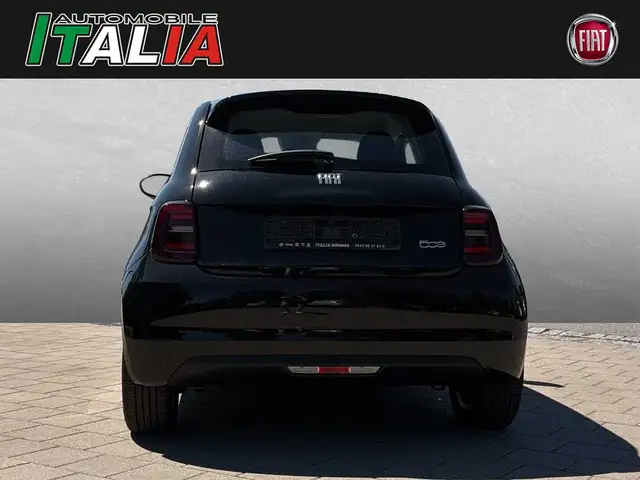Fiat 500e view 4