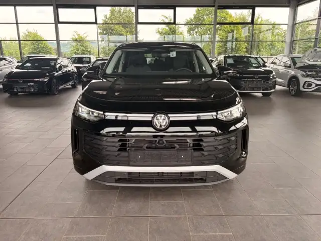 Volkswagen Tayron view 2