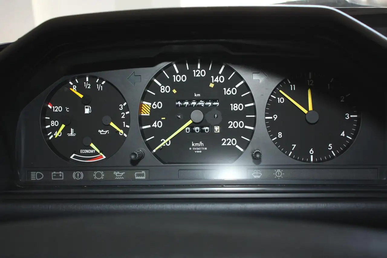 Mercedes-Benz 200 124 Lim. 200 H-Kennz. 2. Hd. Automatik Schiebedach, foto 9