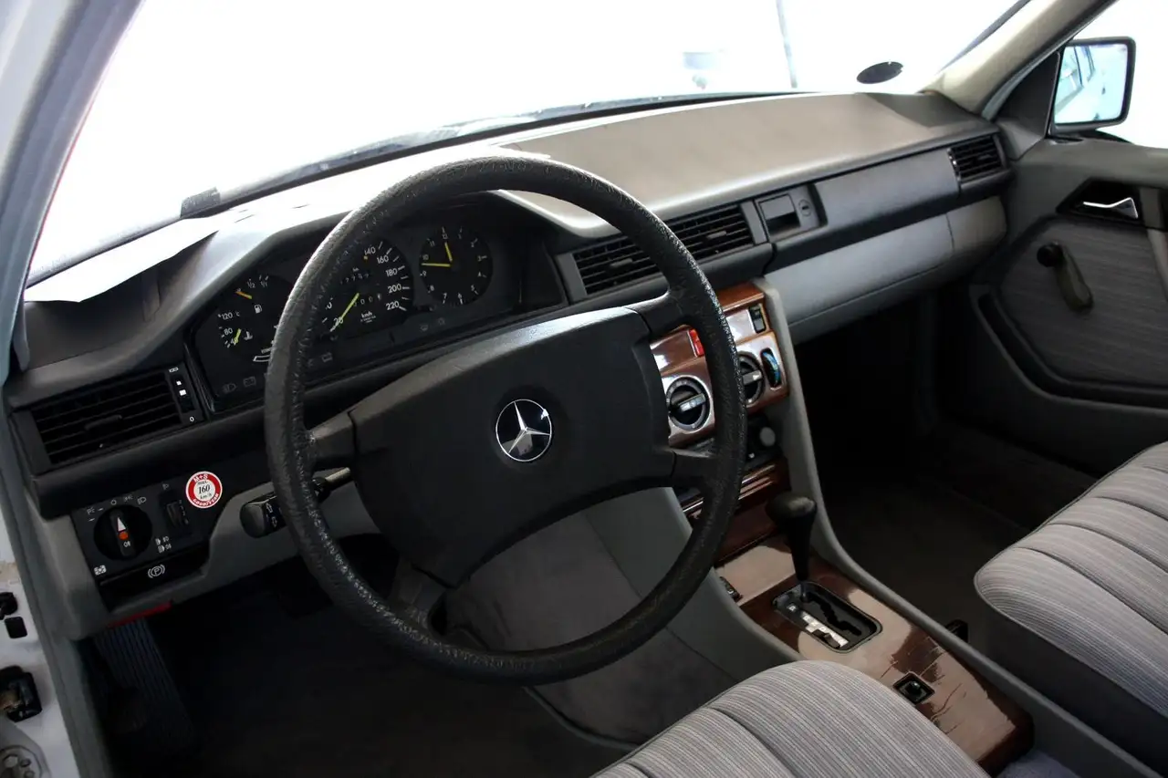 Mercedes-Benz 200 124 Lim. 200 H-Kennz. 2. Hd. Automatik Schiebedach, foto 8