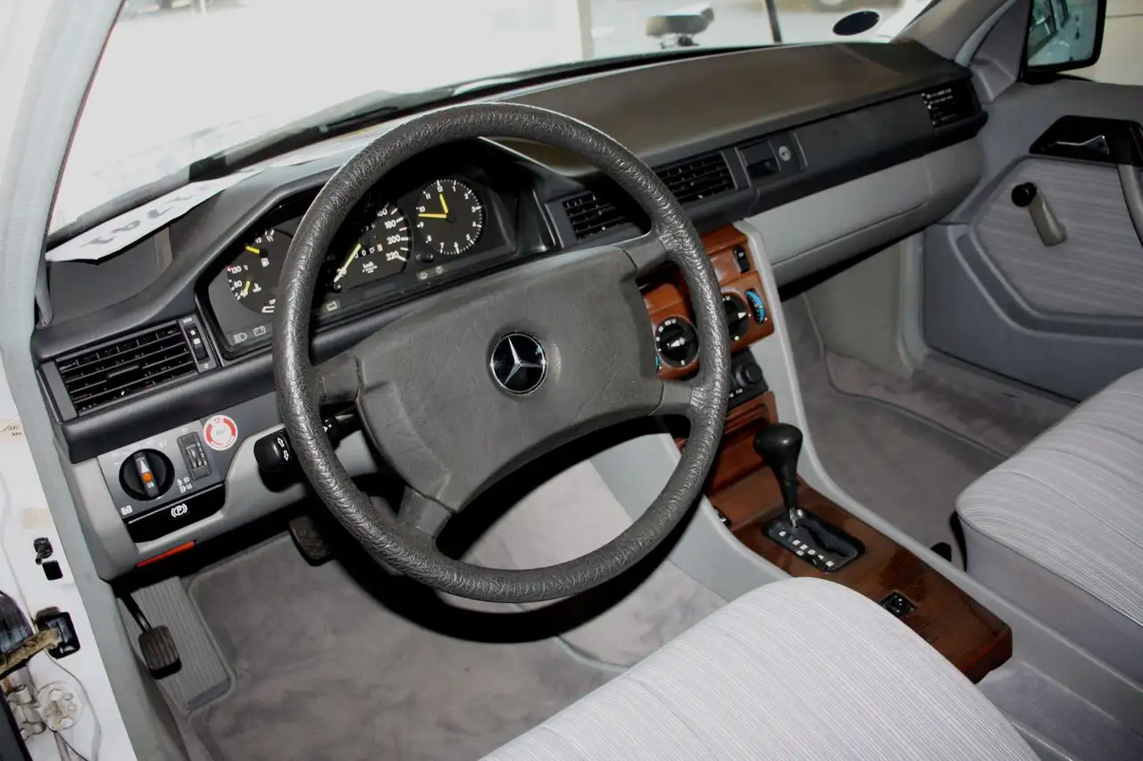 Mercedes-Benz 200 124 Lim. 200 H-Kennz. 2. Hd. Automatik Schiebedach, foto 10