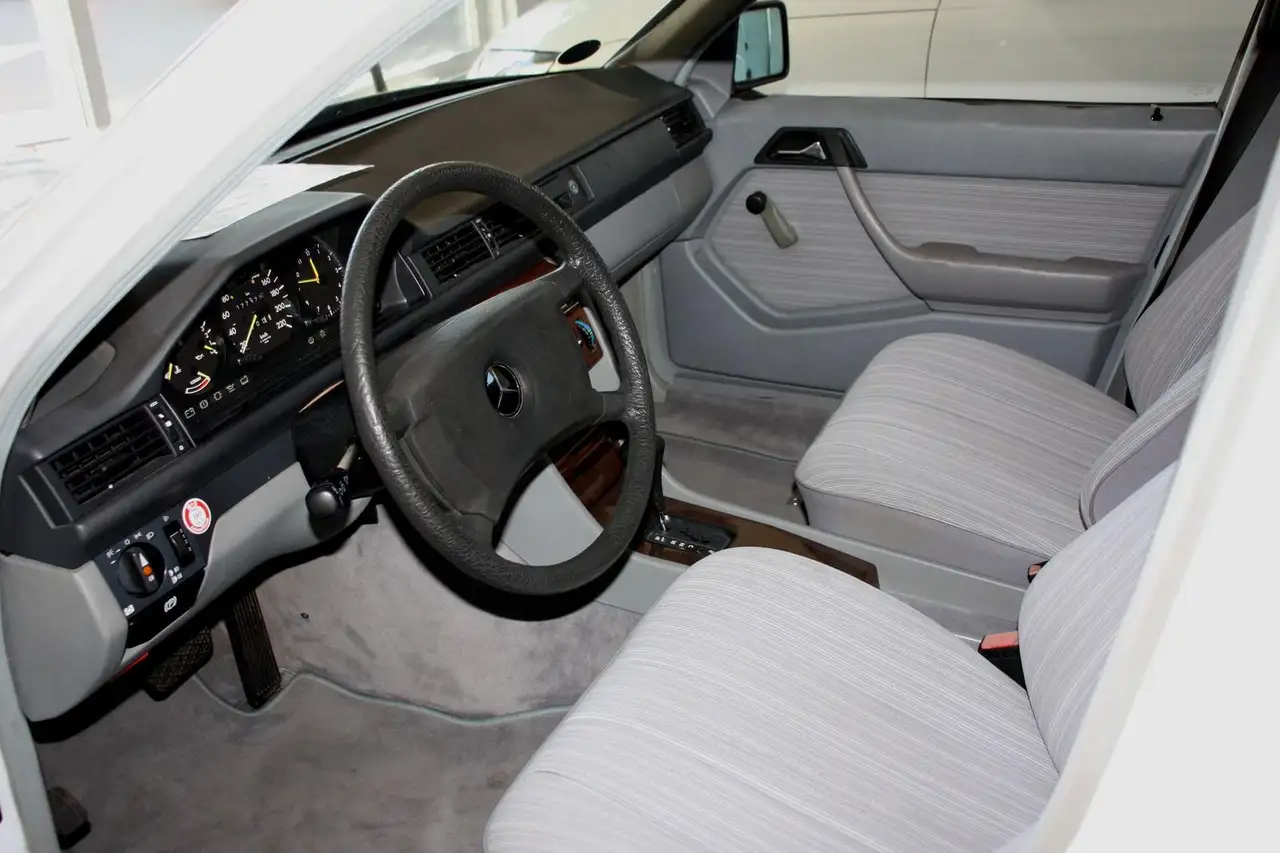 Mercedes-Benz 200 124 Lim. 200 H-Kennz. 2. Hd. Automatik Schiebedach, foto 6