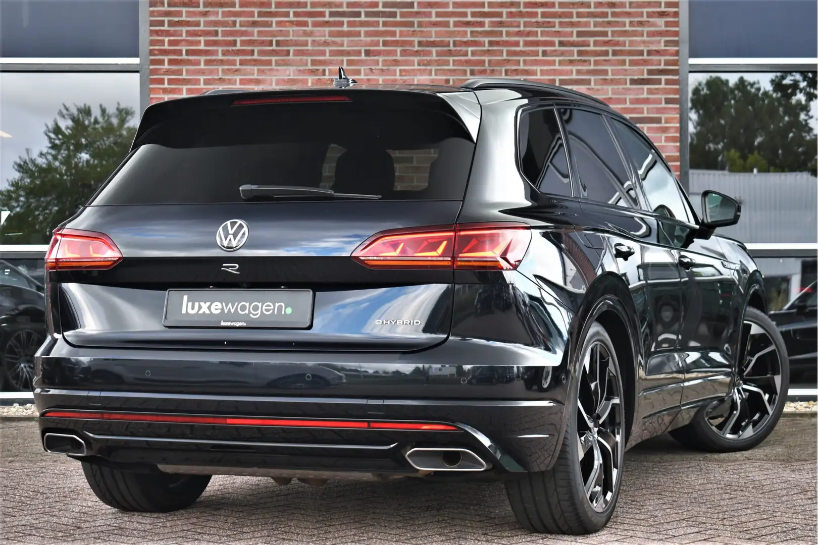 Volkswagen Touareg R 3.0 TSi eHybrid 4M Pano Trekh ACC Luchtvering 22 Blauw - 2