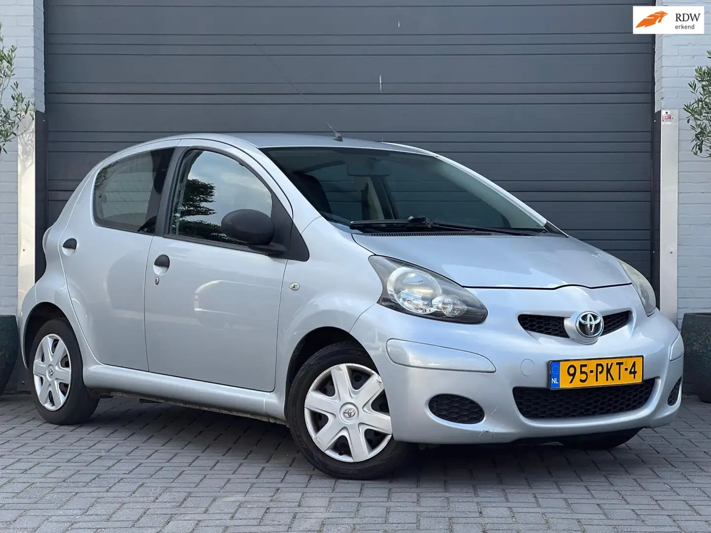 Toyota Aygo 1.0-12V Access | Airco | 5-DRS | 2011 | Goed onder Gris - 1