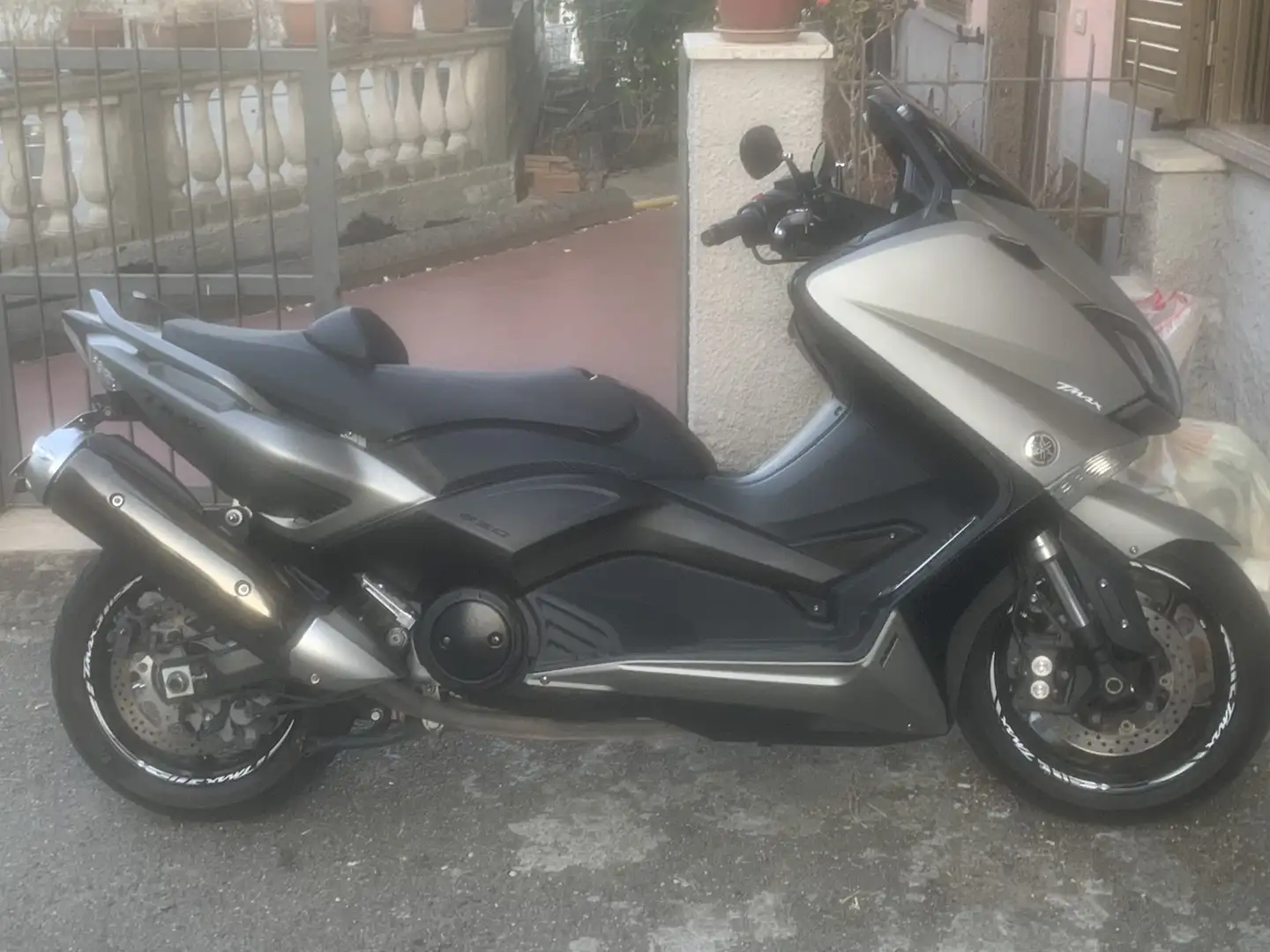 Yamaha TMAX 530 Šedá - 1