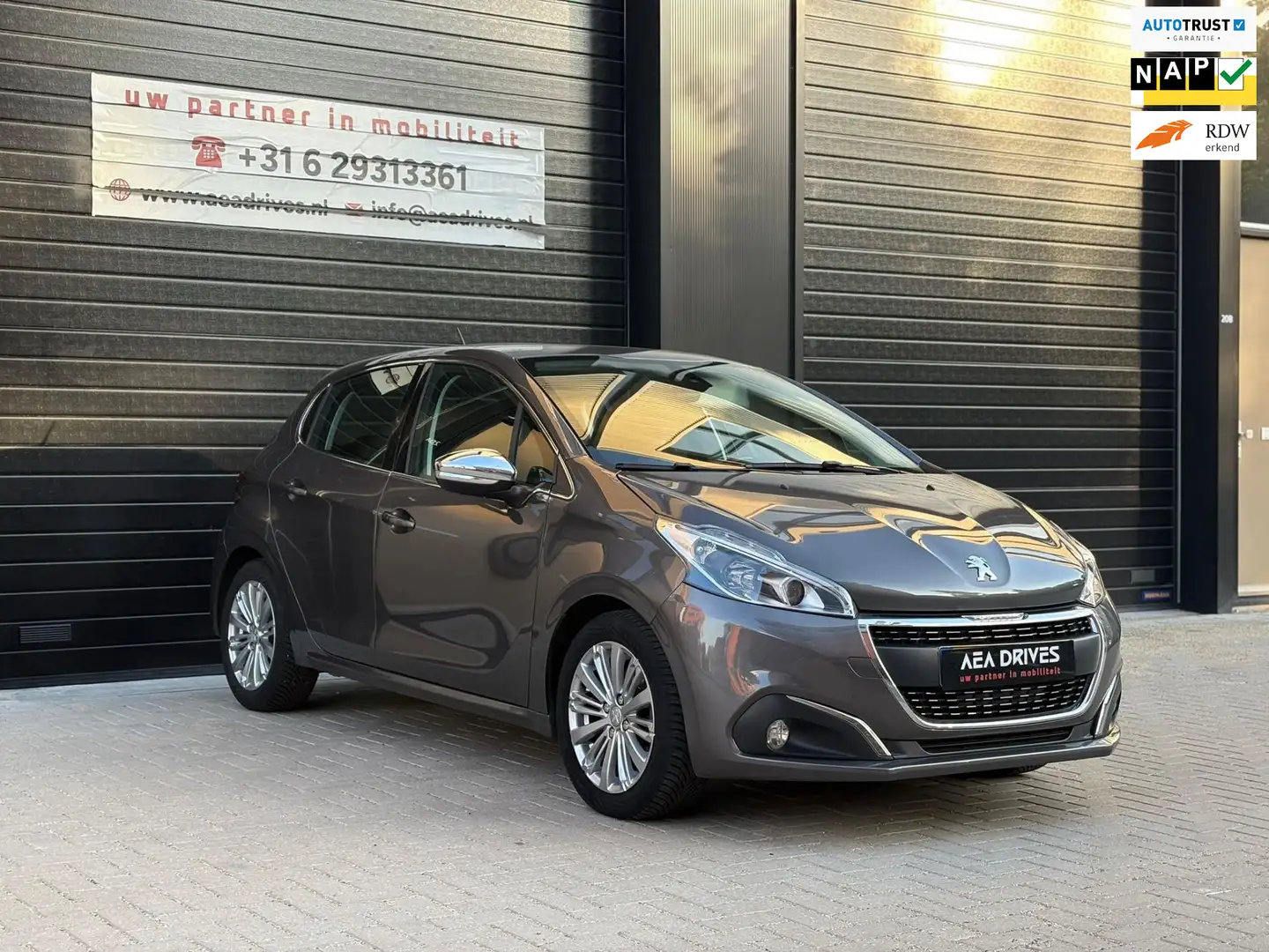 Peugeot 208 1.2 PureTech Blue Lease Executive Volledig Onderho Grijs - 1