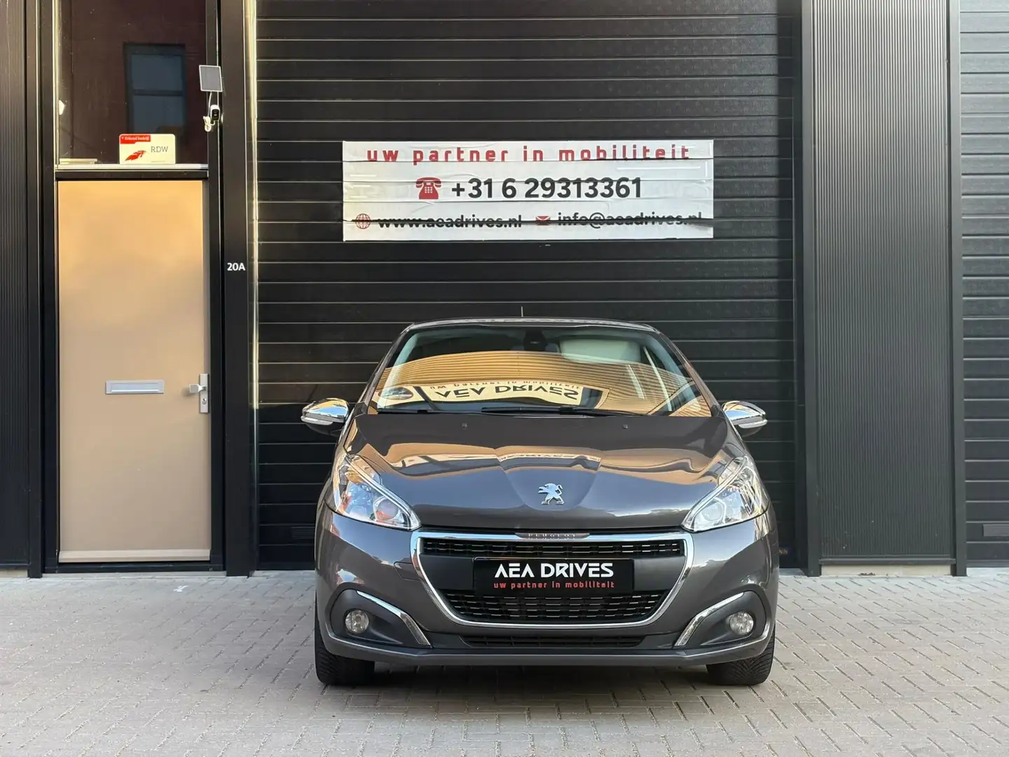 Peugeot 208 1.2 PureTech Blue Lease Executive Volledig Onderho Grijs - 2