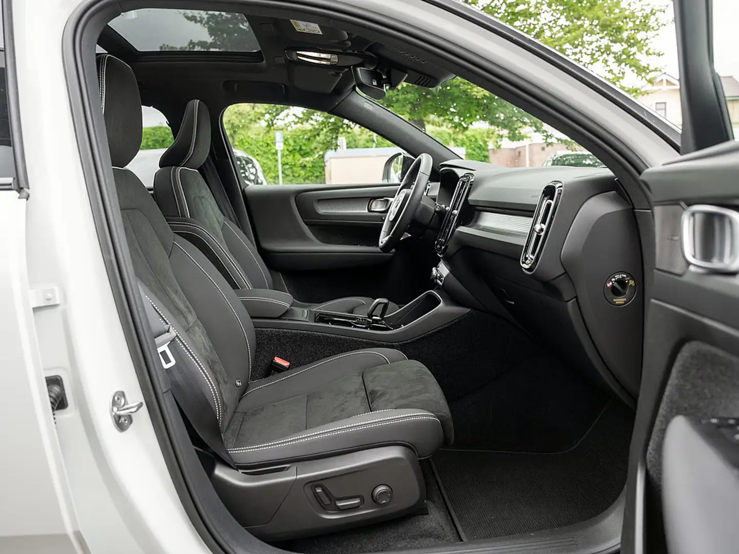 Volvo XC40 Recharge Pro H/K W-LAN ACC LED PANO 360° Weiß - 2