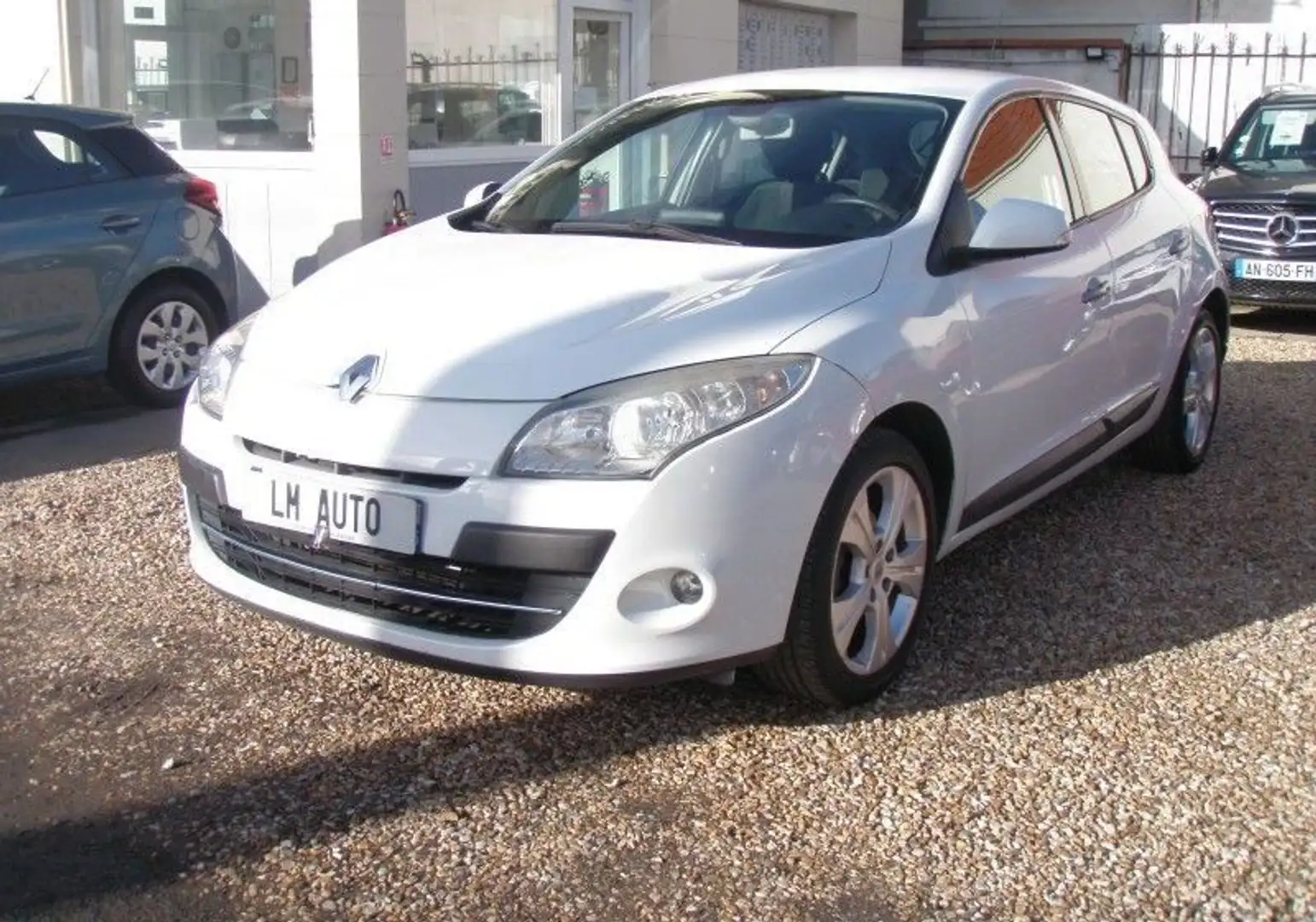 Renault Megane III 2.0 16V 140 DYNAMIQUE CVT Blanc - 1