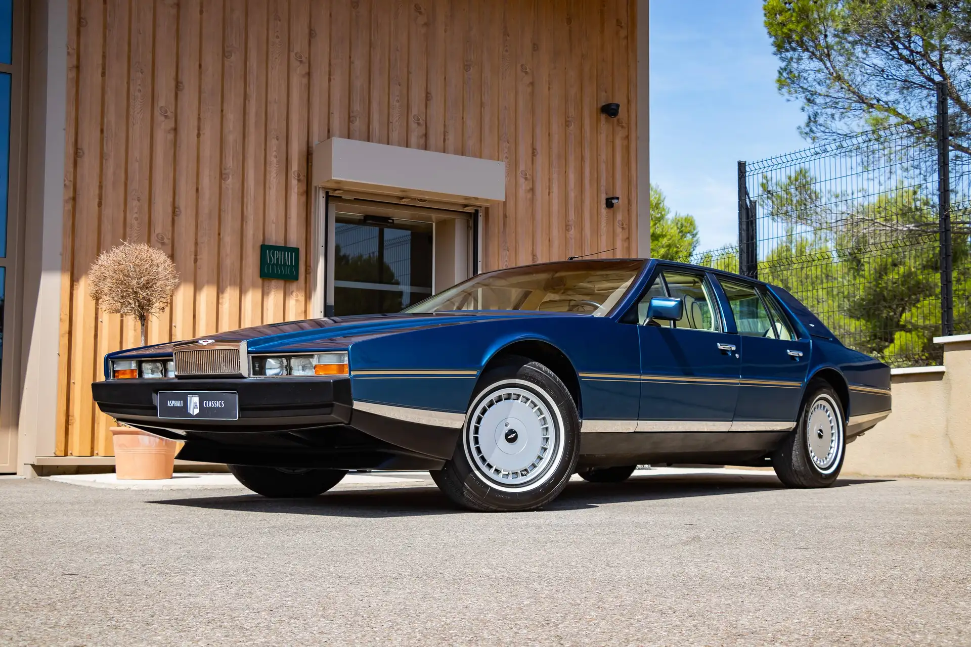 애스턴마틴 Lagonda 1986 네이비 사진 3