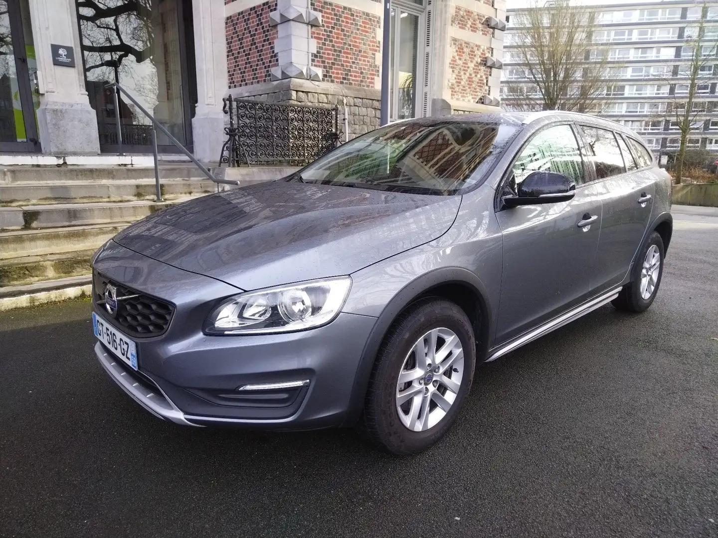 Volvo V60 Cross Country D3 150 ch Summum Grey - 1