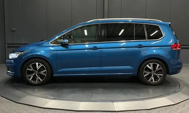 Volkswagen Touran view 3