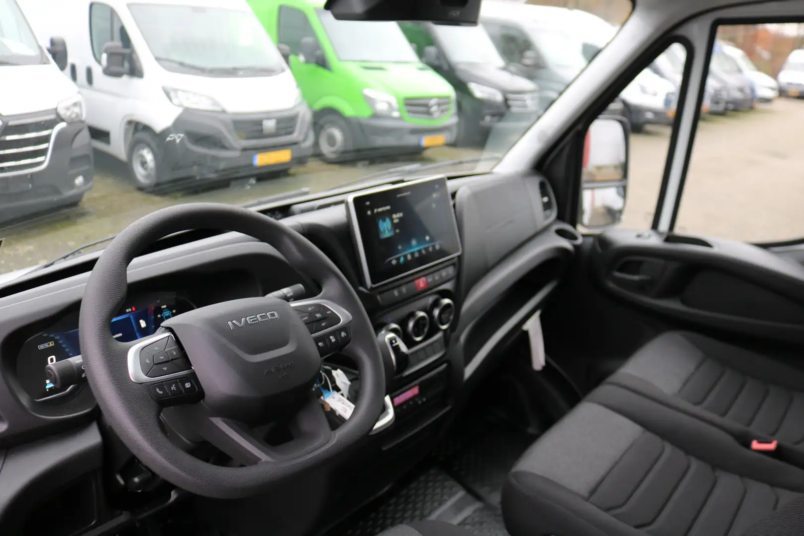 Iveco Daily 40C18 3.0 Automaat Meubelbak met Laadklep Automaat Wit - 2