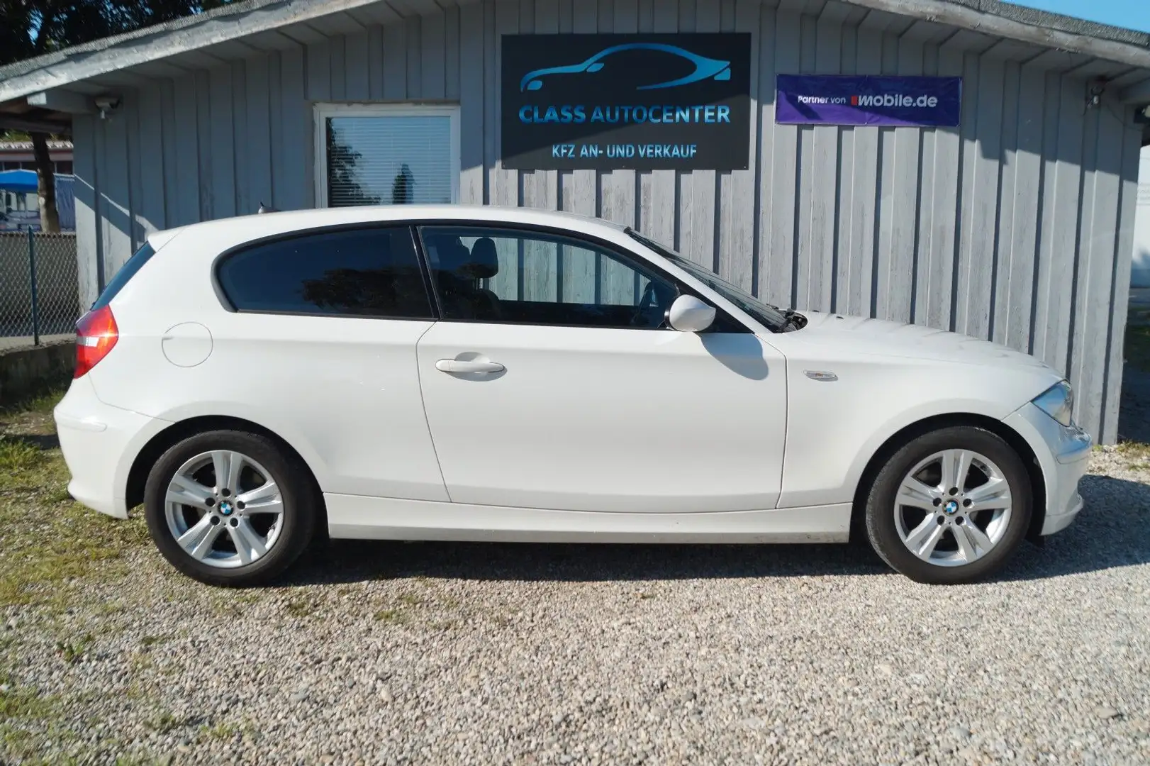 BMW 118 i Lim.|Klimaautomatik|AHK| Bílá - 2