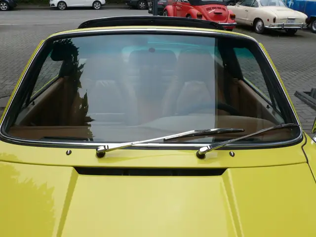 Porsche 911 view 6