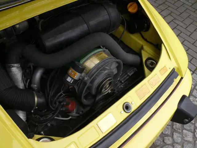 Porsche 911 view 7