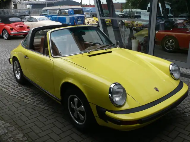 Porsche 911 view 5