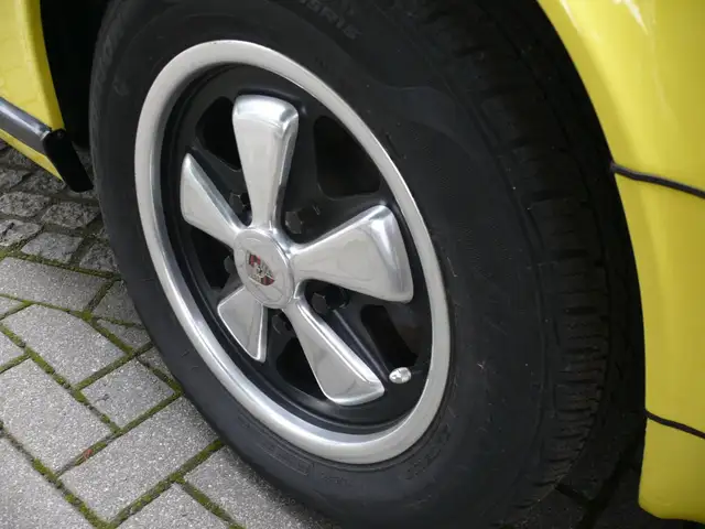 Porsche 911 view 4