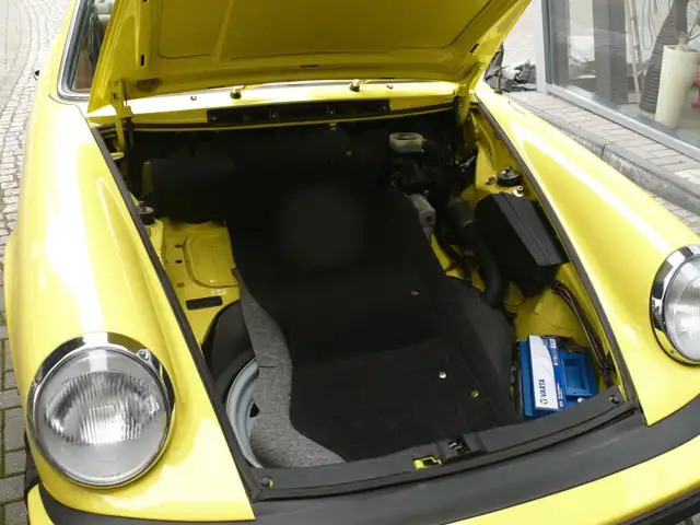 Porsche 911 view 11