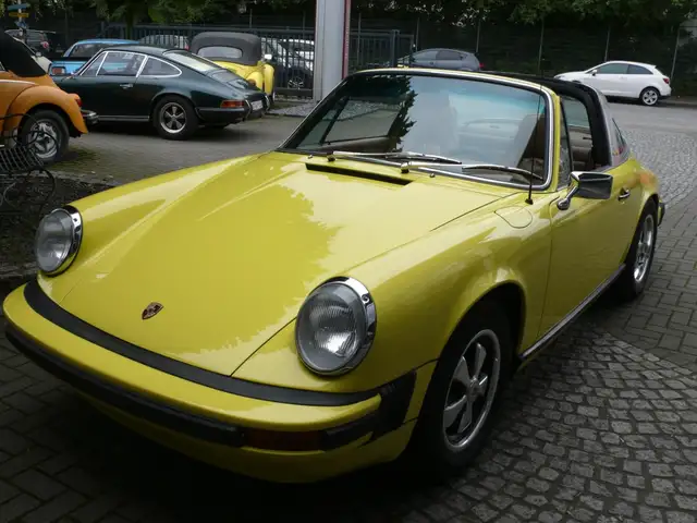 Porsche 911 view 13