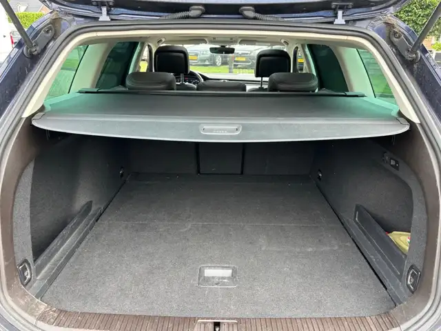 Volkswagen Passat view 19
