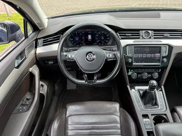 Volkswagen Passat view 9
