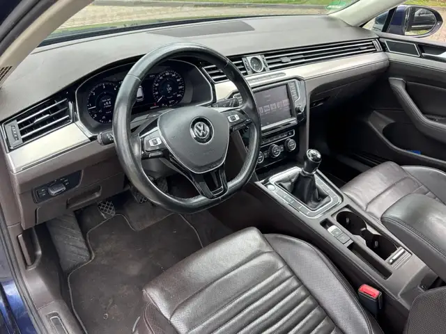 Volkswagen Passat view 17