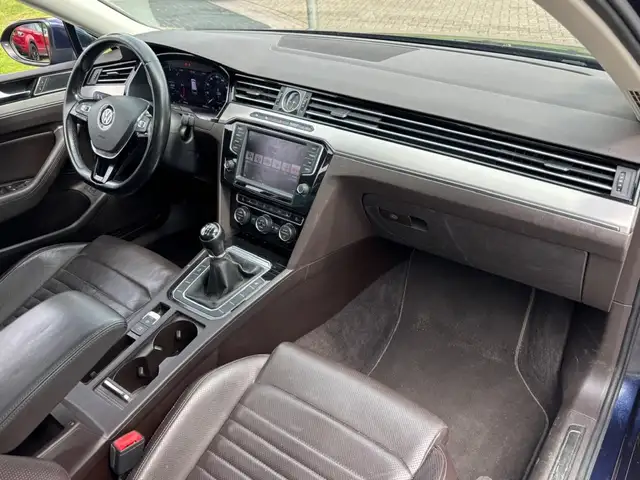 Volkswagen Passat view 10