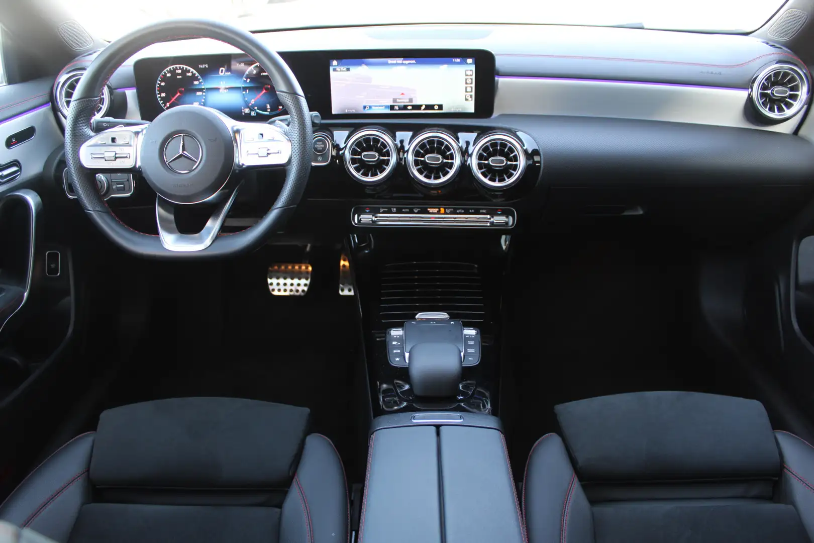 Mercedes-Benz CLA 200 AUT7 AMG Line NIGHT PAKKET PANORAMADAK MEMORY SFEE Rood - 2