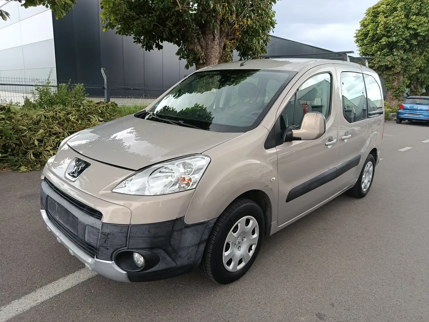 Peugeot Partner Partner Tepee 1.6 HDi Family FAP Бежевый - 1