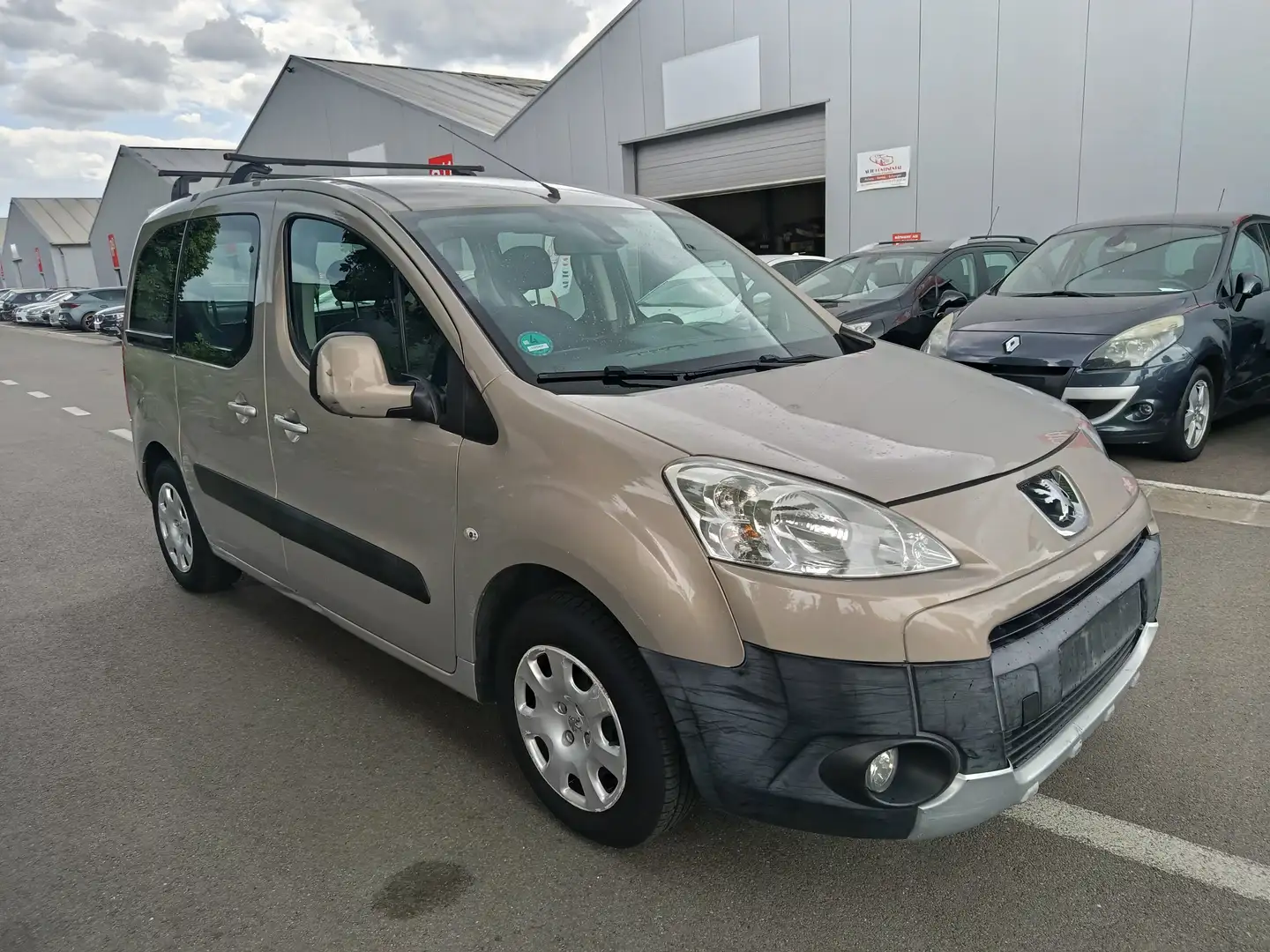 Peugeot Partner Partner Tepee 1.6 HDi Family FAP Бежевый  - 2