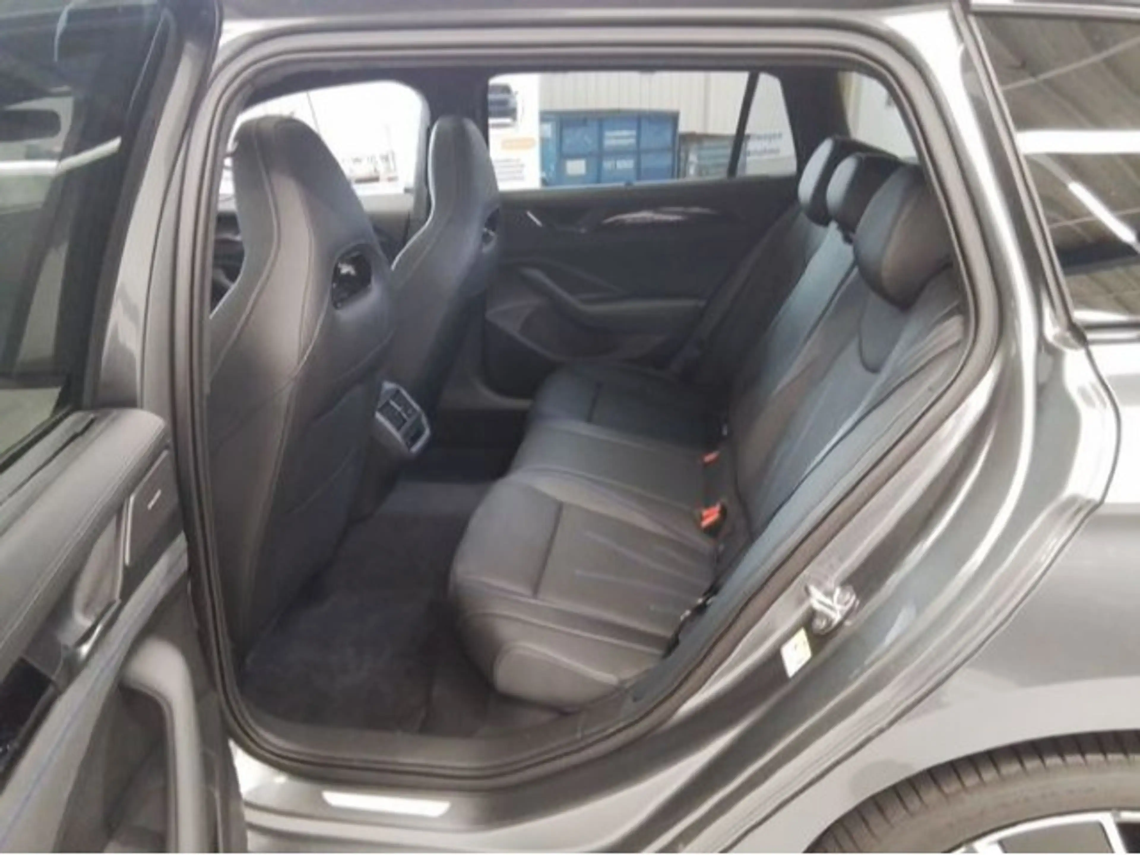 Volkswagen Passat Variant eHybrid DSG PANO AHK NP: 82705 € — photo 8
